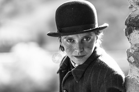 黑色的帽子打扮成查理卓别林男士风格的女人图片