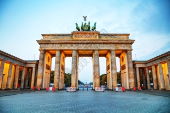 解析器地标黄昏勃兰登堡门白日出时在德国柏林图片