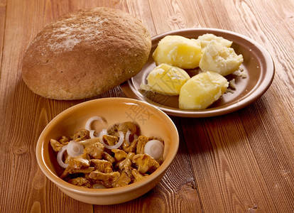 炙烤煮熟的Chanterelle泡菜和马铃薯农庄面包式的场平底锅图片