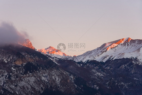 日照金山的美景图片