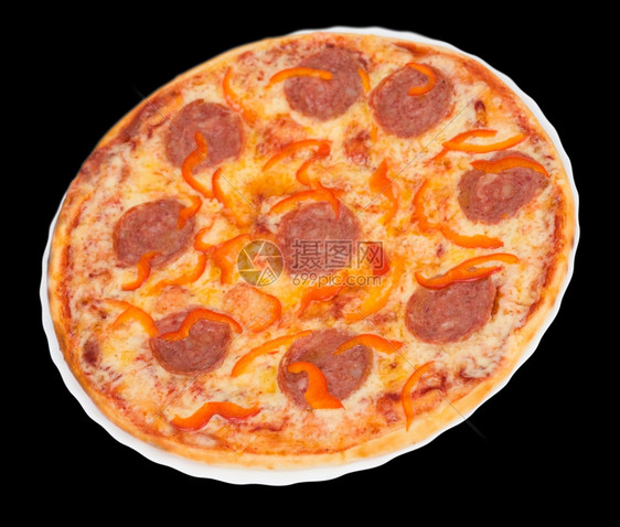 传统的开胃披萨加辣椒和红被隔离在黑色的剪切路径上裁图片