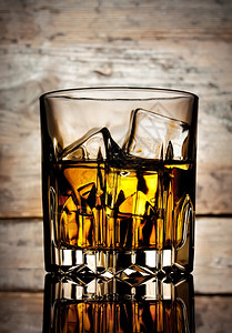 科涅克白兰地威士忌酒优雅一杯木制背景的威士忌杯子图片