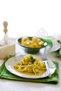 面包帕尔马干酪意大利语美味的甜菜新鲜的托塔利尼绿色木制桌椅上加黄油和仙子图片