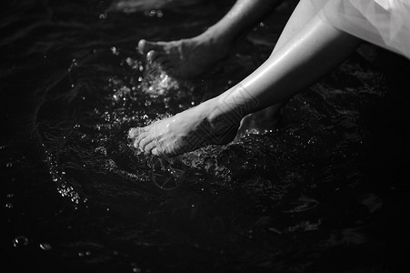 男人和女双脚站在河里的水中特写男人和女双脚站在河里的水中太阳裙子站立图片