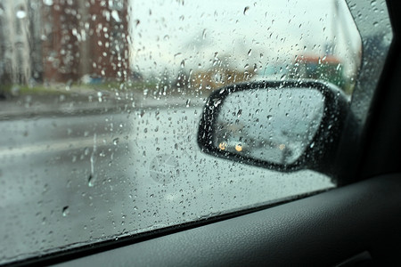 驾驶夏天警告车窗外的雨图片