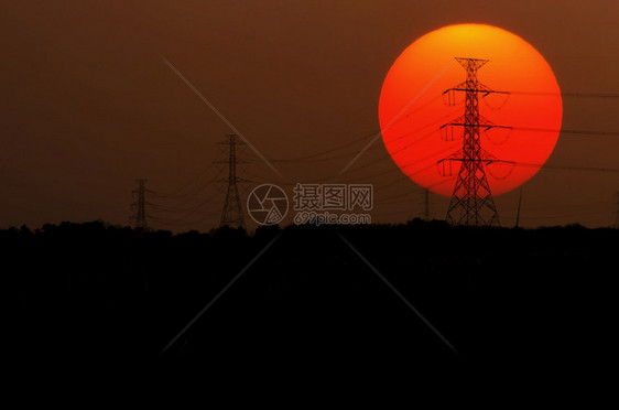 轮廓伏特电压极的日落光影大太阳和电极的图片