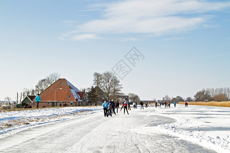 在荷兰郡边滑冰的场荷兰语雪玩图片