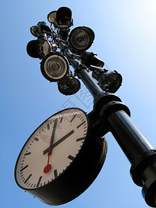 小时街道蓝色的在天上挂着钟表的灯柱图片