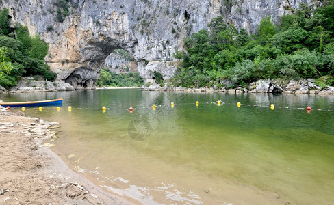 旅游在法国阿尔德歇河峡谷的一条流上漂浮悬崖底的拱门风景优美水图片