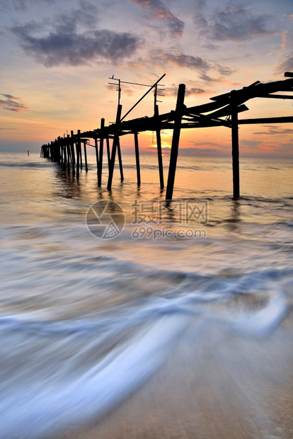 假期古老的木桥在海中与日落码头天堂图片