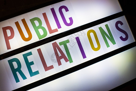 按字母在背光板上的公共关系文本白背光景的彩色字符公共关系概念白色的图片