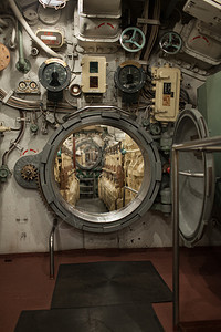 圣彼得堡紧地在潜艇内水的发动机室圆舱门打开了英石海军图片