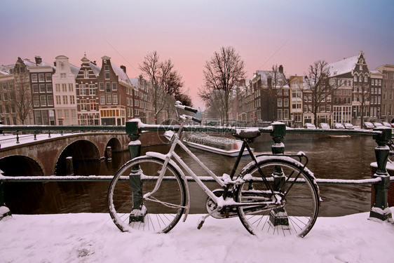 屋自行车冬天季荷兰阿姆斯特丹下雪的日落图片