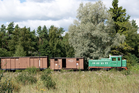 狭窄的追踪绿树背景火车和货运绿色树木背景行业图片