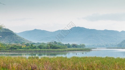 森林蓝色的树泰国Kanchanaburi水库周围的山地和天空环景图片