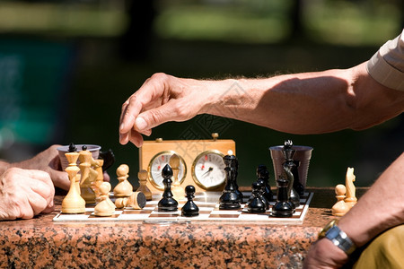 棋盘车细节详介绍象棋董事会和人手的详情图片