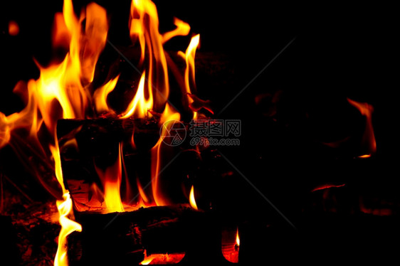 内部的烟囱火和橙色焰细节热的图片