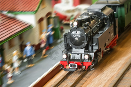 伪造的模范铁路蒸汽火车机假号码通过车站超速模糊一种图片
