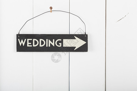 宴会指点挂在木墙上的婚礼标志指向方的婚礼海报图片