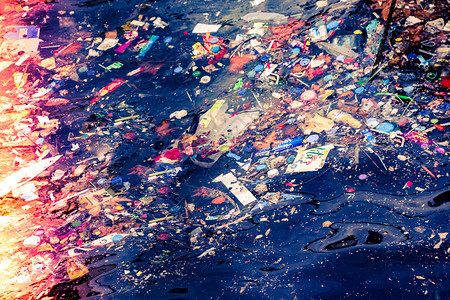 回收水视图中的大海垃圾堆碎片图片