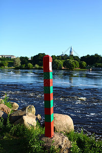俄罗斯河边的境支柱控制绿色户外图片