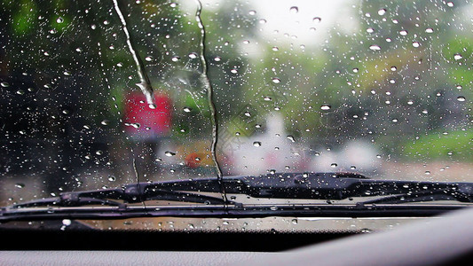 把挡风玻璃上的雨擦干净水交通刀片图片