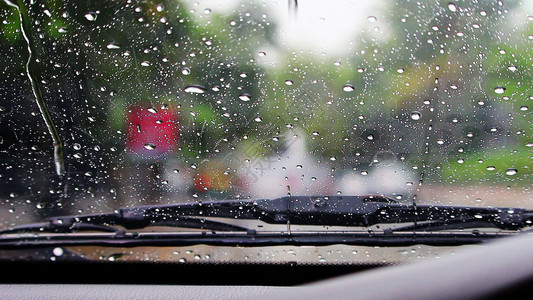 户外街道运输把挡风玻璃上的雨擦干净图片
