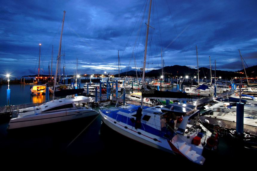 血管假期黄昏时在海港停泊的帆船在海上的帆艇奢华图片