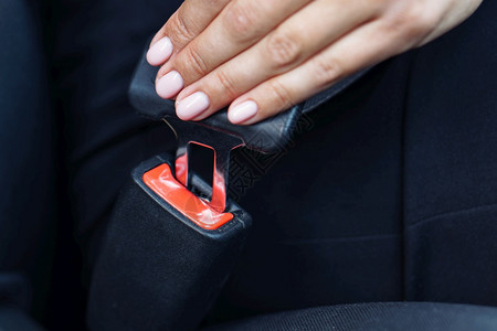 坐着传送带手汽车安全概念中的妇女腰带图片