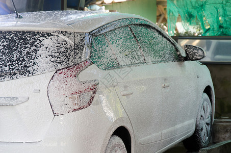 洗涤剂污垢城市的用肥皂洗车图片