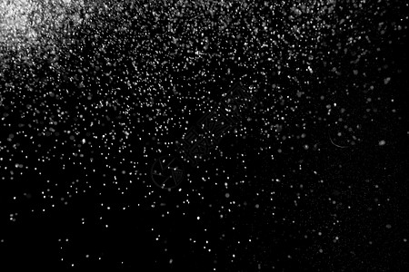 自然在黑色背景上飘落的雪花在黑色背景上飘落的雪花明亮闪光图片