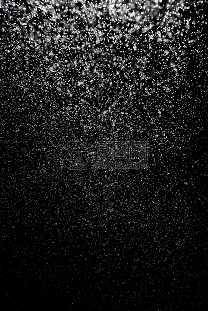 灰尘闪光自然在黑色背景上飘落的雪花在黑色背景上飘落的雪花图片