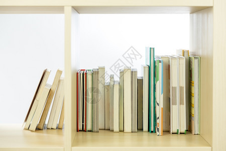 学校书店木质架中的一行本种图片