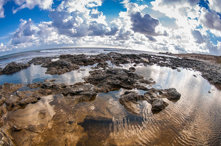 云海中沉积的岩石滨岸线场景图片
