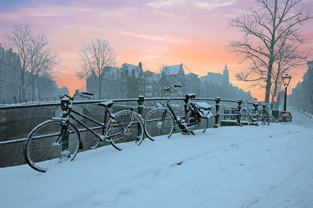 镇荷兰阿姆斯特丹冬季日落时运输建造图片