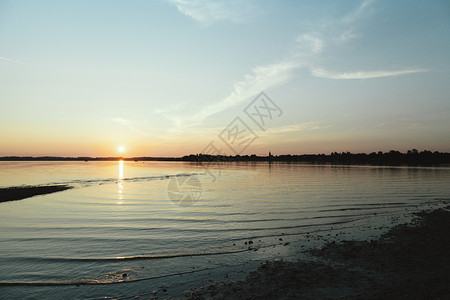 橙巴伐利亚基姆湖太阳躲藏在地平线后面位于Chiemsee湖图片