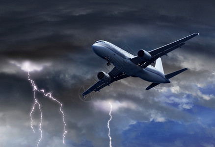 危险的天空乘客机飞接近动荡的雷暴闪电蓝天客机飞行图片