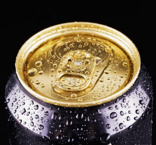 水平的金色和黑罐头水滴紧闭平图像缩合茶点图片