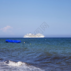 海洋蓝色的大游轮在地平线海面蓝天空方形旅游图片