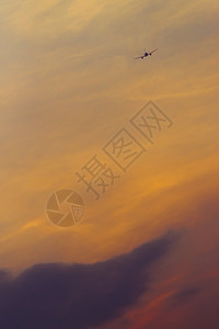客机橙飞向日落天空航班图片