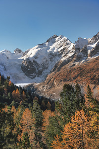 瑞士阿尔卑斯山秋天风景中的皮兹伯尔尼纳峰旅游瑞士人高度图片