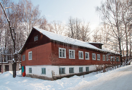 镇旧大棕色木制建筑冬季时间俄罗斯寒冷的白色图片