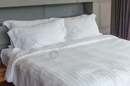 套房睡床上的白枕头舒适柔软枕头房间颜色图片