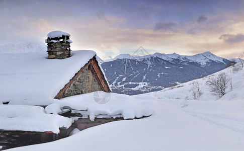 冬季雪景下的小木屋图片