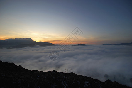 天空海雾笼罩着日出的风景丘陵薄雾图片