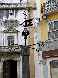 浑天仪曼努埃尔因皮洛里号的详情在葡萄牙科林布拉三步首都四条铁钩一个武装球体天文灯和基督上用一块石柱岩进行位于葡萄牙科英布拉历史的图片