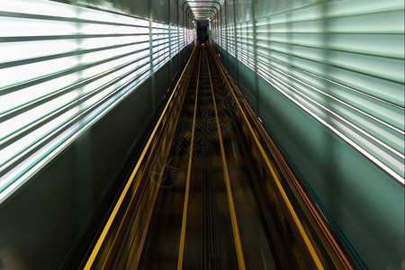 建造高的压车速将乘客送到大楼运动的最顶端中弹电梯运输图片