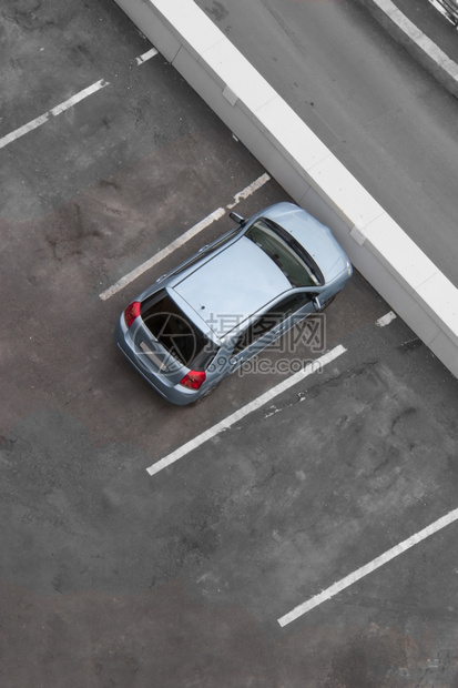 沥青车辆经济停泊顶视角一辆汽车和周围空闲间图片