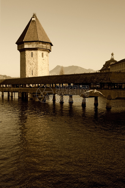 瑞士卢塞恩市的教堂大桥和卢塞恩湖塔走道文化图片