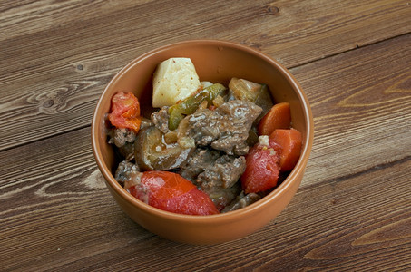 胡椒格鲁吉亚语盘子Chanakhi格鲁吉亚传统炖羊肉菜土豆绿菜和大蒜配有西红柿黄豆青菜和大蒜图片